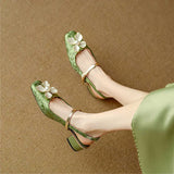 Elegante damesschoen met bloemdetail en lage hak