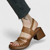 Elegante sandalen met Romeins design en gekruiste bandjes