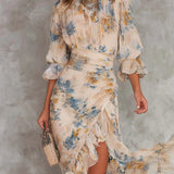 Aitana | Beige chiffon maxi-jurk met bloemenprint en asymmetrische ruches
