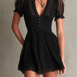 Melisa Vestido Mini Negro Plisado con Detalles de Encaje