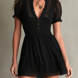 Melisa Vestido Mini Negro Plisado con Detalles de Encaje