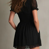Melisa Vestido Mini Negro Plisado con Detalles de Encaje