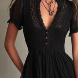 Melisa Vestido Mini Negro Plisado con Detalles de Encaje