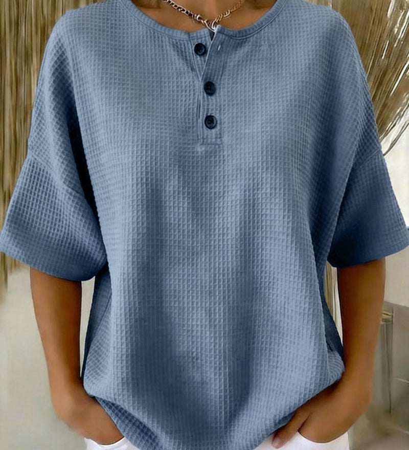 Top met wafelpatroon en knopendetail voor een ontspannen look