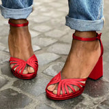 Sandalen met tweekleurig design en elegante hak