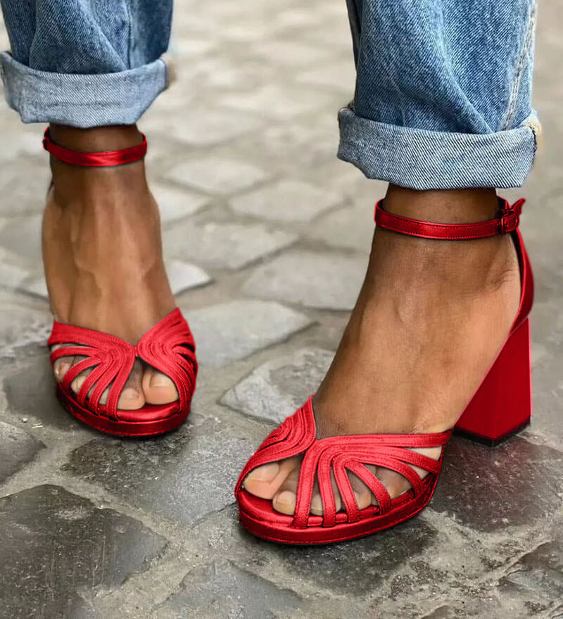 Sandalen met tweekleurig design en elegante hak
