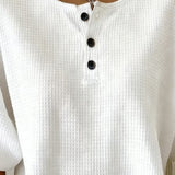 Top met wafelpatroon en knopendetail voor een ontspannen look