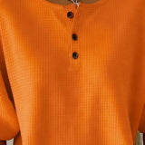 Top met wafelpatroon en knopendetail voor een ontspannen look