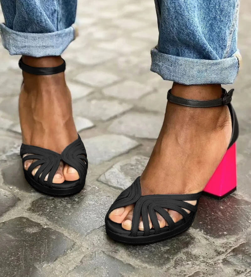Sandalen met tweekleurig design en elegante hak