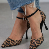 Hakken met enkelbandje en puntige neus voor elegante look