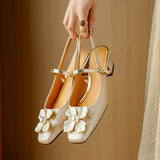 Elegante damesschoen met bloemdetail en lage hak