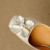 Elegante damesschoen met bloemdetail en lage hak