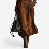 Suède trenchcoat met dubbele rij knopen en caramelkleur