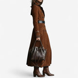 Suède trenchcoat met dubbele rij knopen en caramelkleur