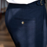 Pantalon met gouden zijknoppen en verfijnde pasvorm