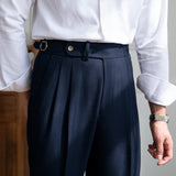 Pantalon met gouden zijknoppen en verfijnde pasvorm
