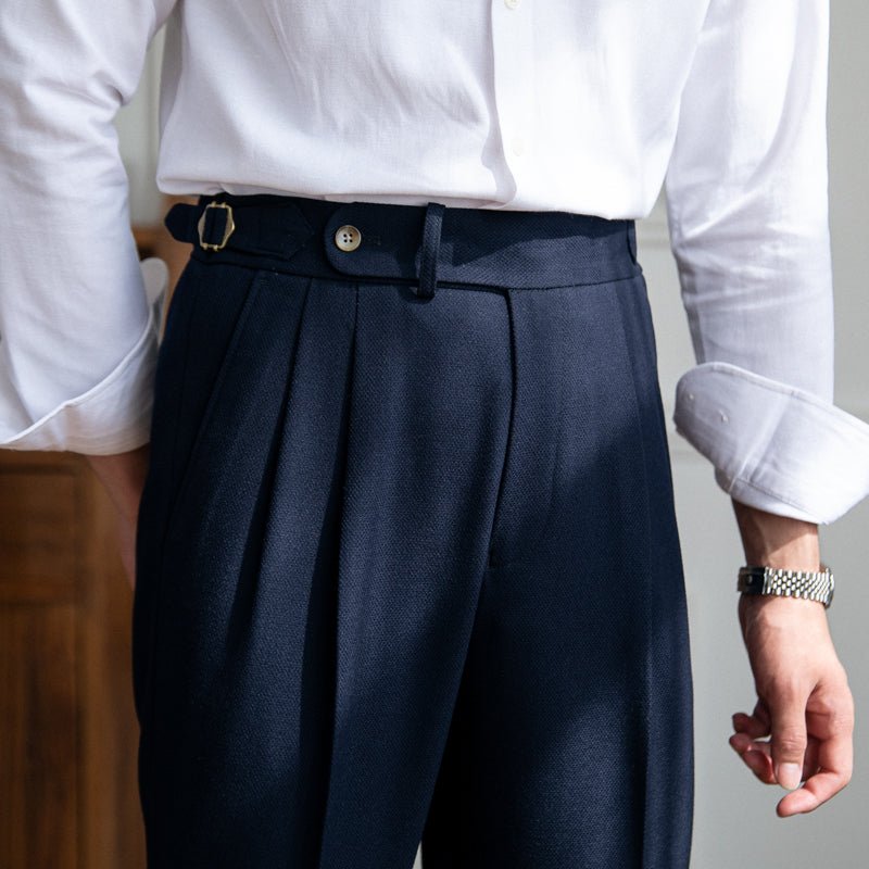 Pantalon met gouden zijknoppen en verfijnde pasvorm