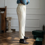 Pantalon met gouden zijknoppen en verfijnde pasvorm