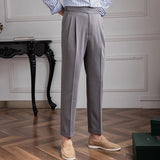 Casual broek met plooien en elegante zijknopsluiting