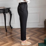 Casual broek met plooien en elegante zijknopsluiting