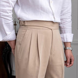 Casual broek met plooien en elegante zijknopsluiting