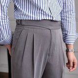 Casual broek met plooien en elegante zijknopsluiting