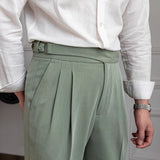 Casual broek met plooien en elegante zijknopsluiting