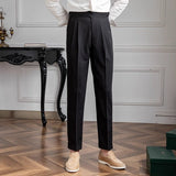 Casual broek met plooien en elegante zijknopsluiting