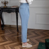 Casual broek met plooien en elegante zijknopsluiting