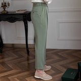 Casual broek met plooien en elegante zijknopsluiting