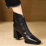 Enkellaarsjes met middelhoge hak en strakke vrouwelijke pasvorm